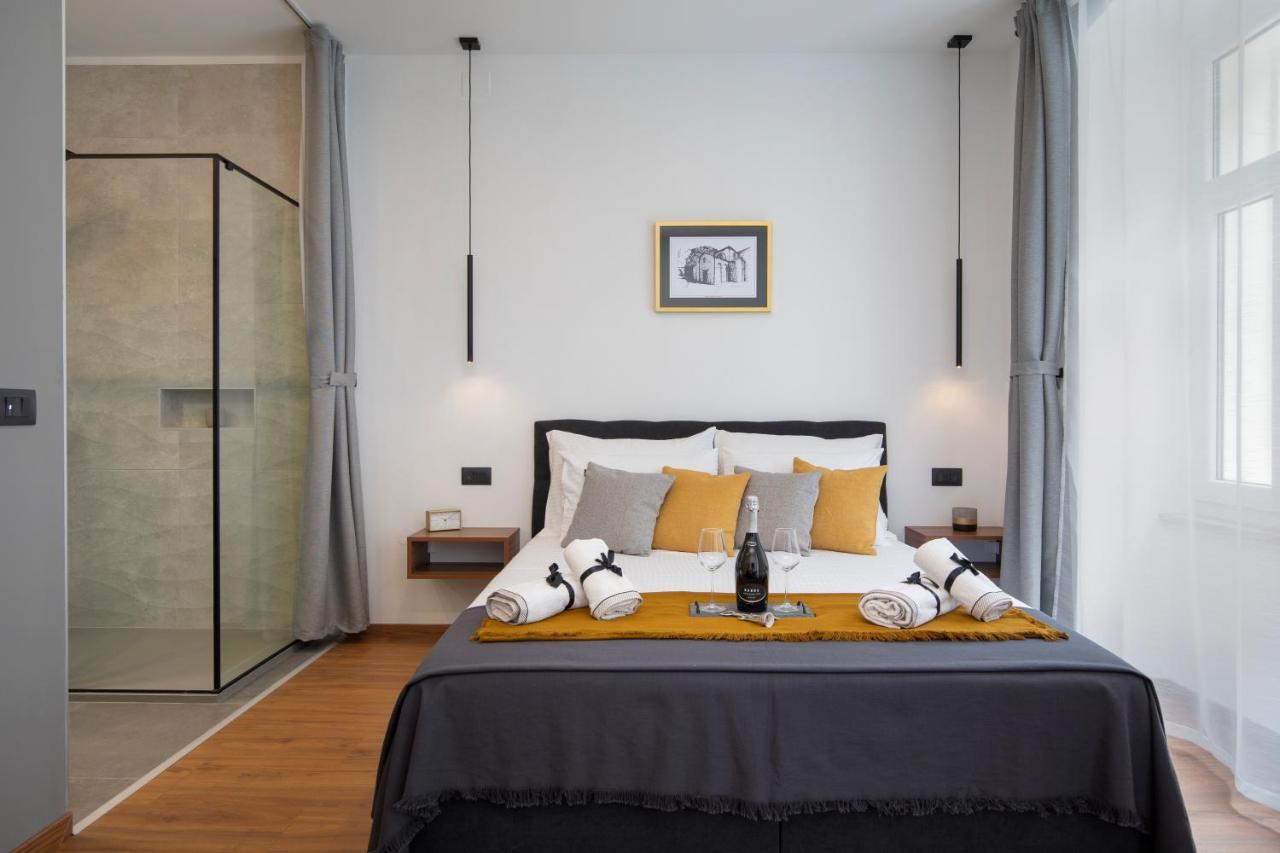 Deluxe Rooms And Apartments Korzo Pula Bagian luar foto